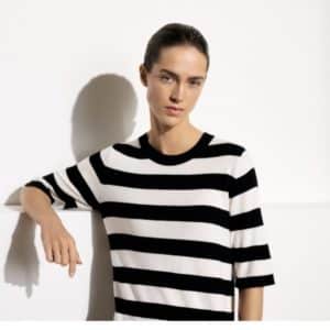 Feinstrickpullover in marine oder schwarz/weiß