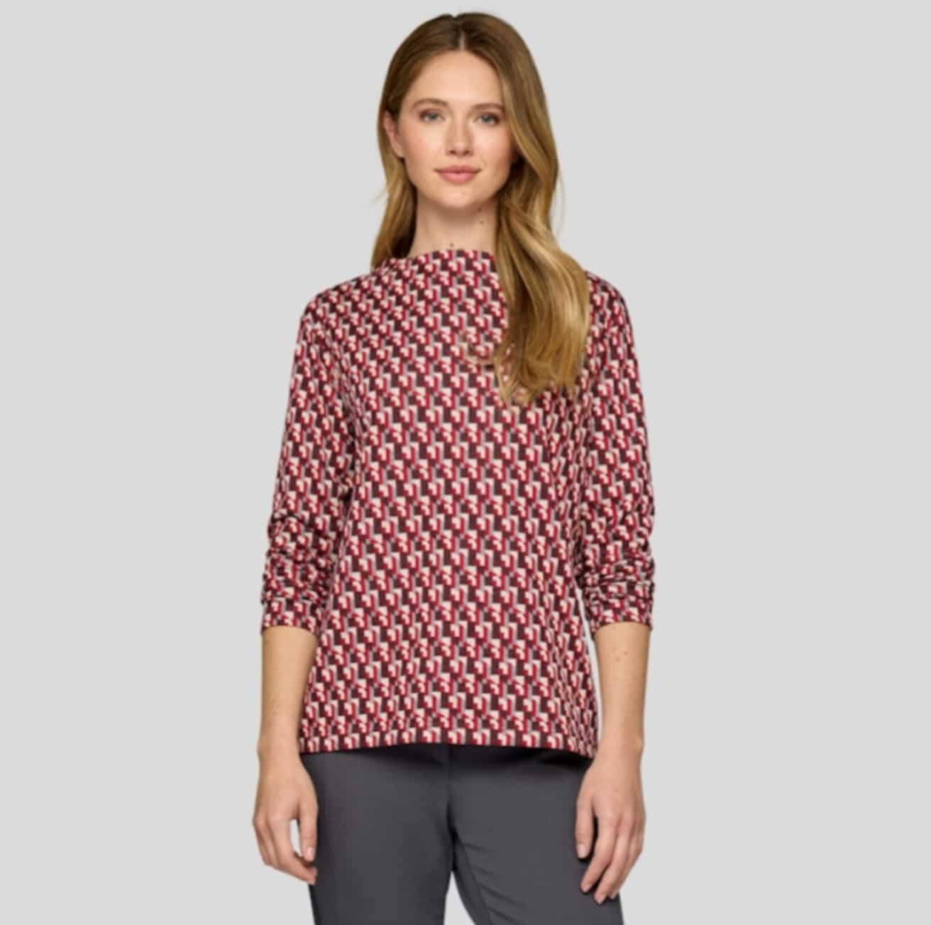 Frau trägt graphisch gemusterten Pullover mit Stehkragen von Rabe Artikel 55-124358